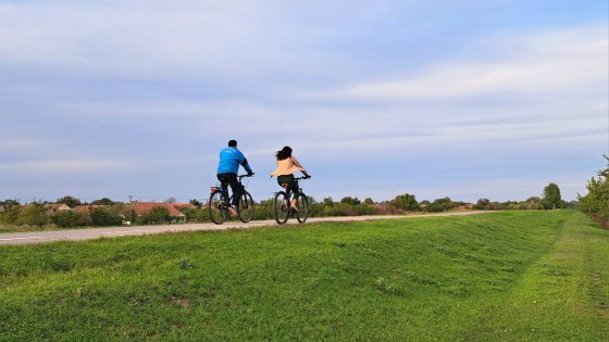 Pe bicicletă spre Serbia, pe malul Begăi, pe cea mai lungă pistă din România